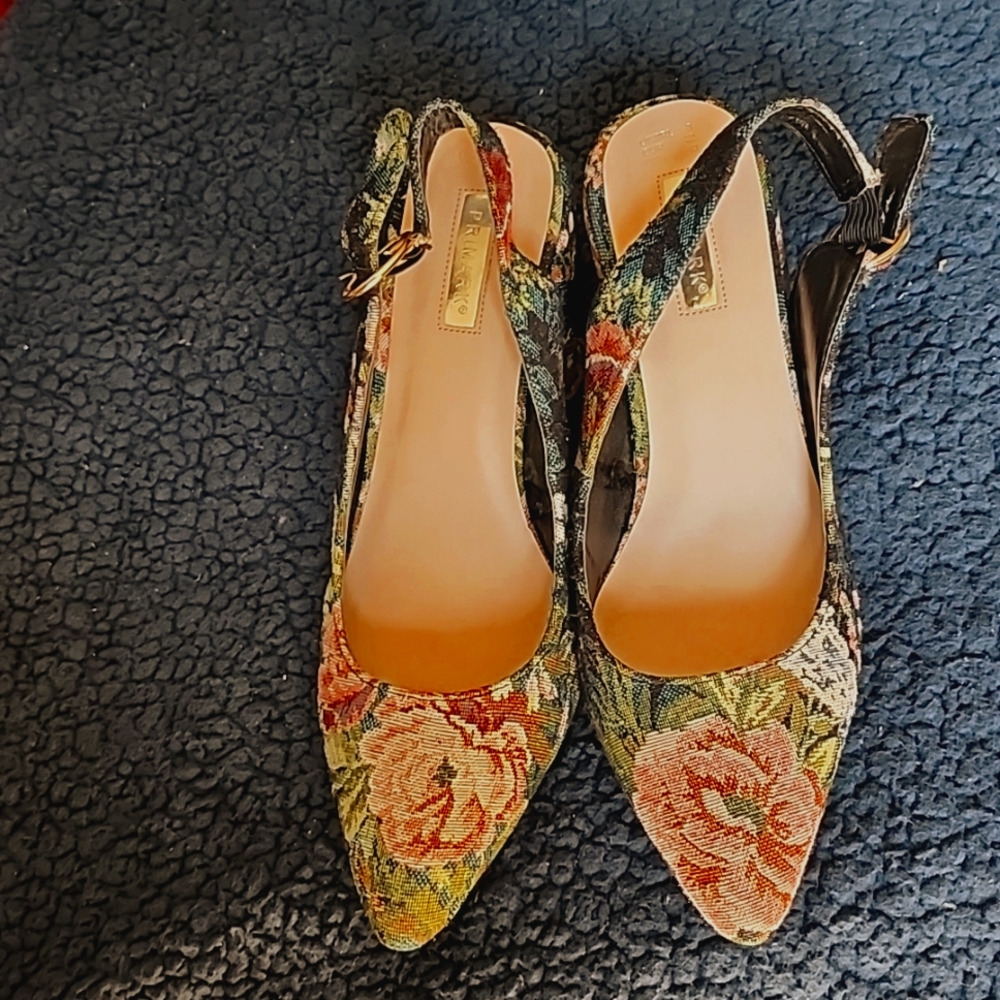 Pointed, floral emroidered, sling back heel